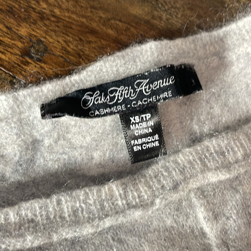 100% Cashmere women’s XS grey sweater